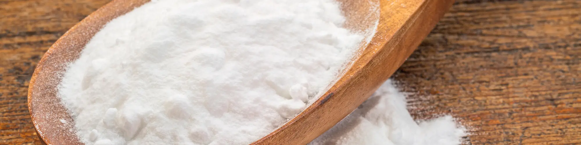 bicabornate de soude dans une cuillière en bois