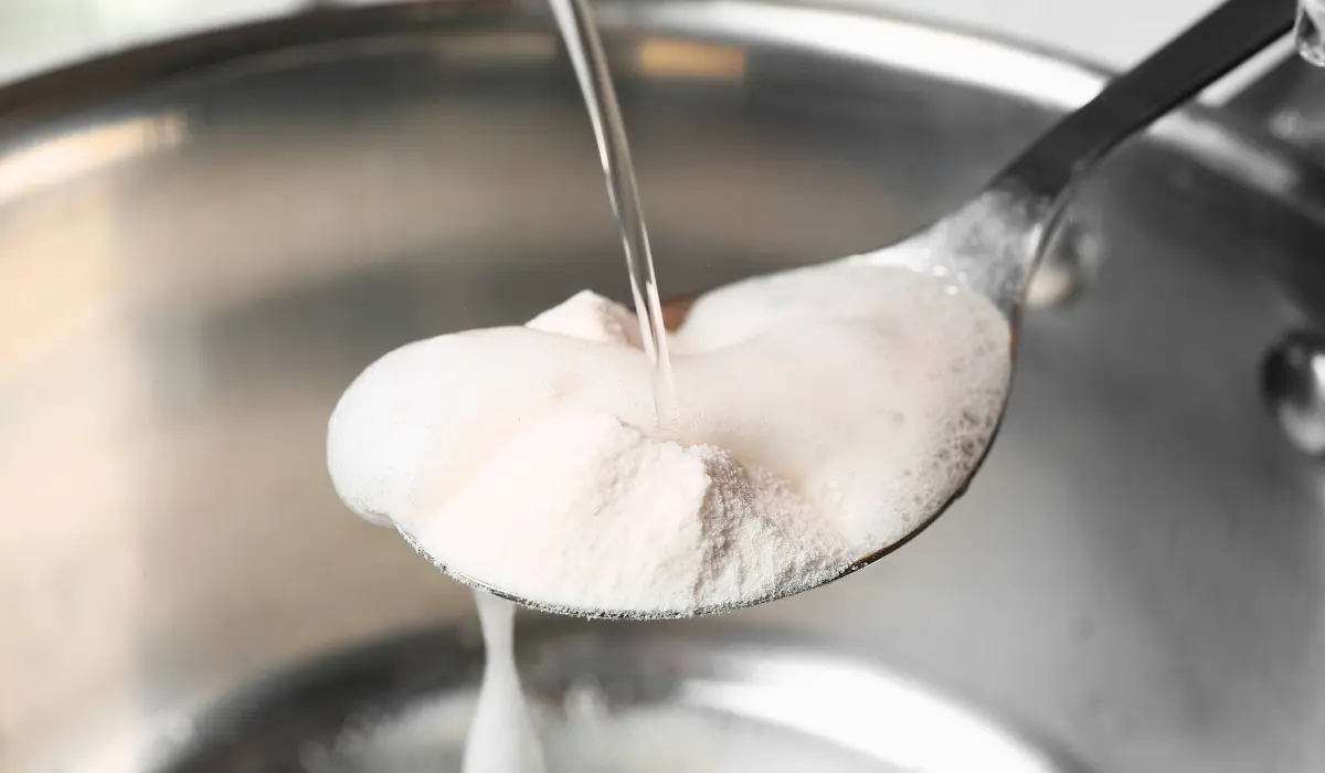 bicabornate de soude sous un filet d'eau