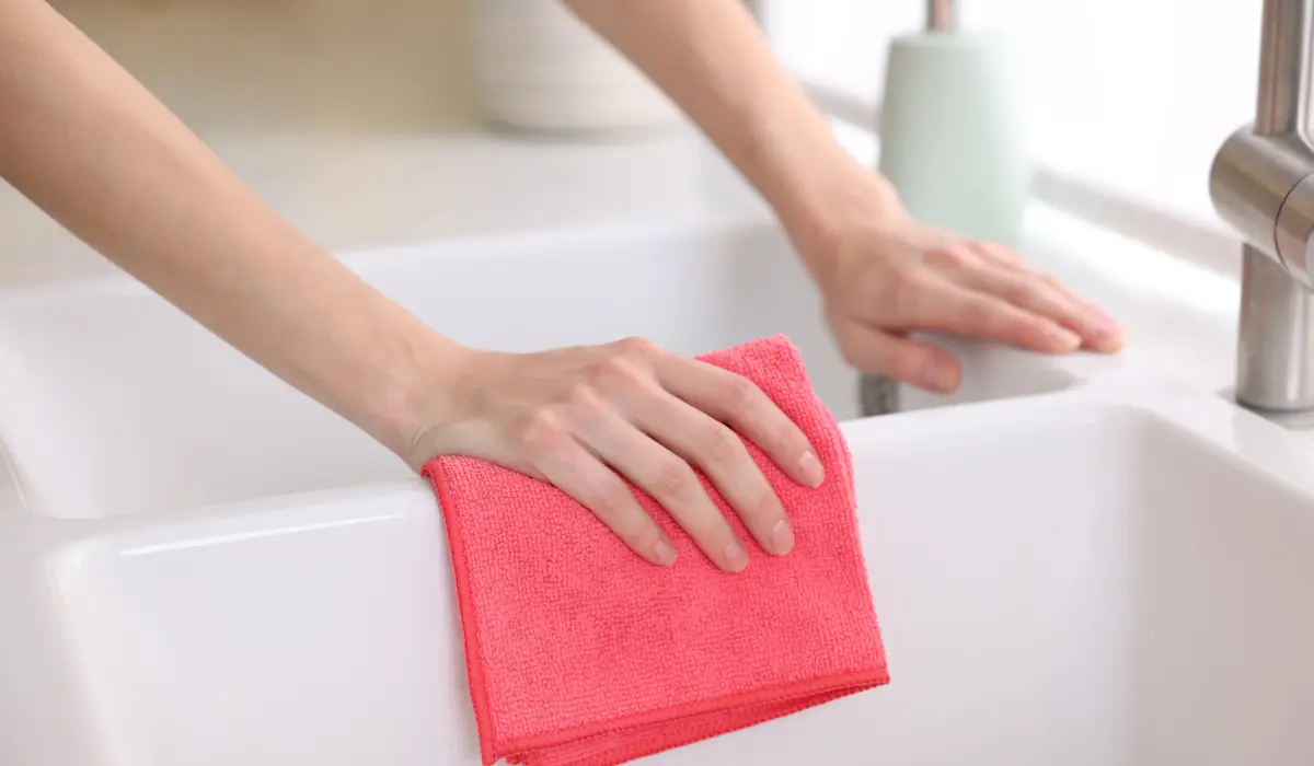 nettoyage naturel maison d'un évier à l'aide d'une microfibre