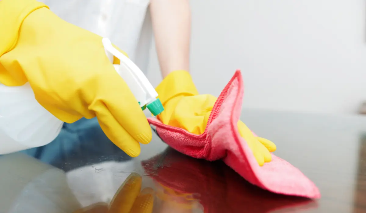 Nettoyer un plan de travail avec des produits ménagers maison et une microfibre