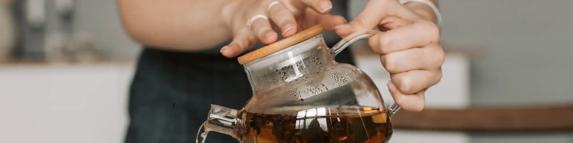 jeune femme en train de servir une infusion