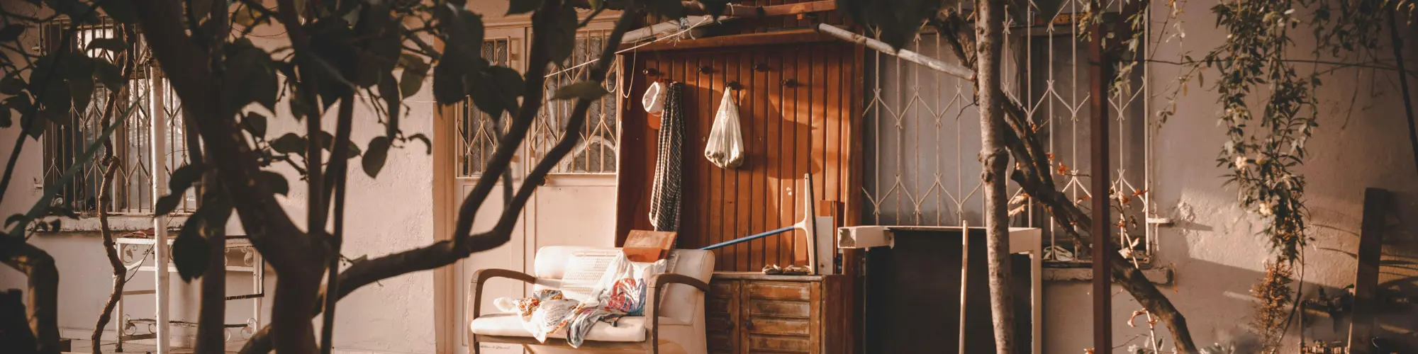 Le jardin d'une maison, avec focus sur la terrasse