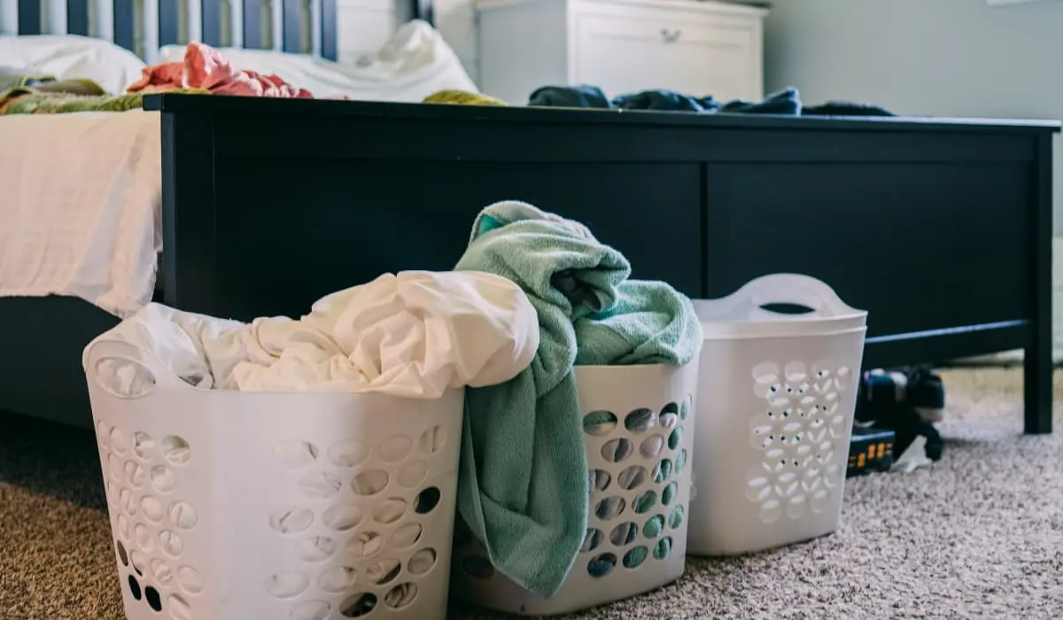 Linge dans des bacs en plastique