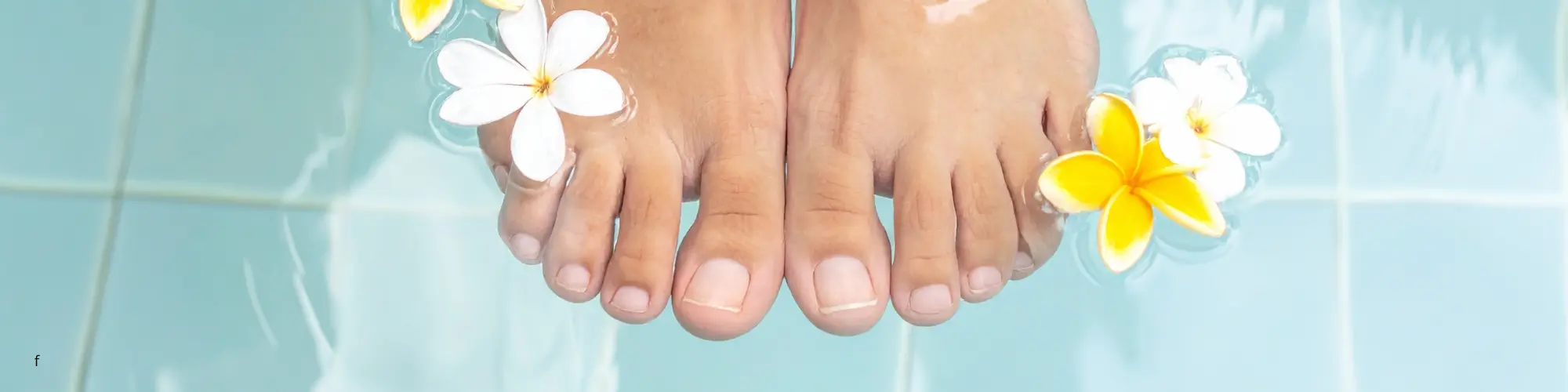 bain de pieds, gros plan sur les pieds