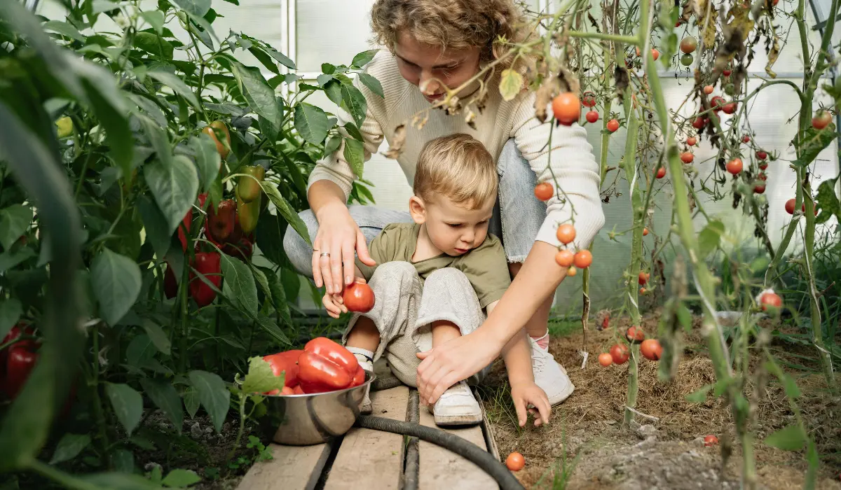 Maman et bébé au jardin