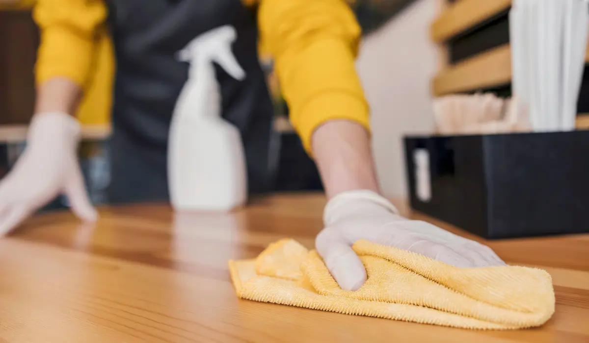 une lingette fabriquée maison servant à nettoyer le sol