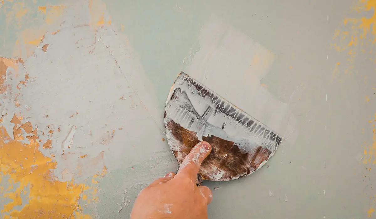 platrier en train de boucher un trou