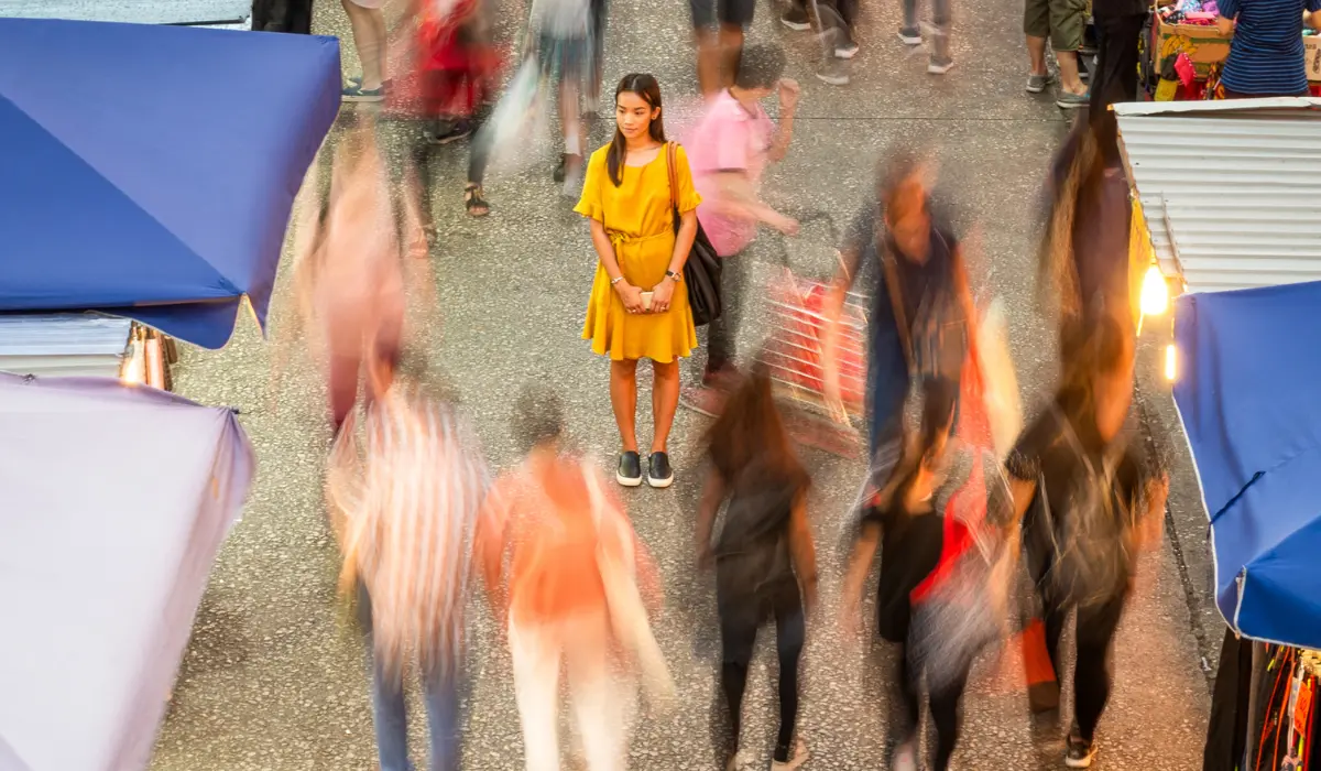 Femme seule au milieu d'une foule