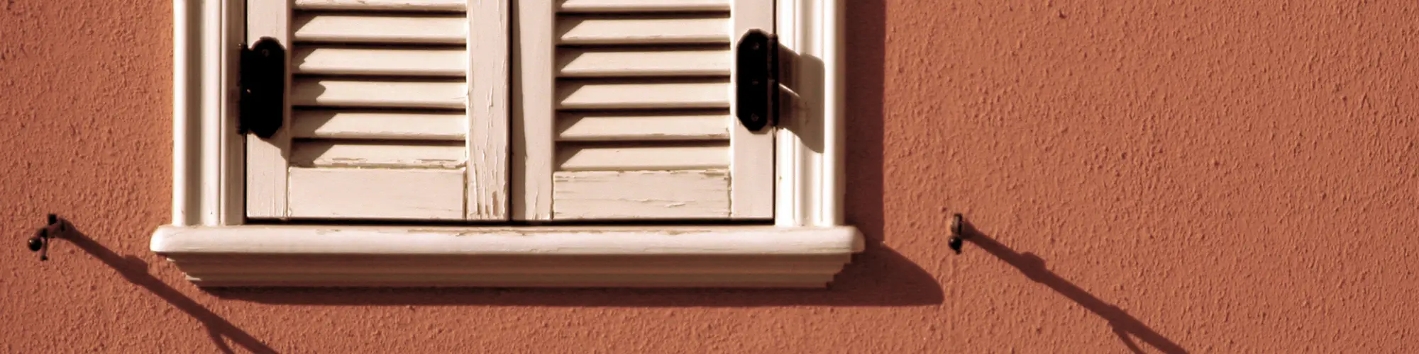 des volets fermés, pour garder sa maison au frais