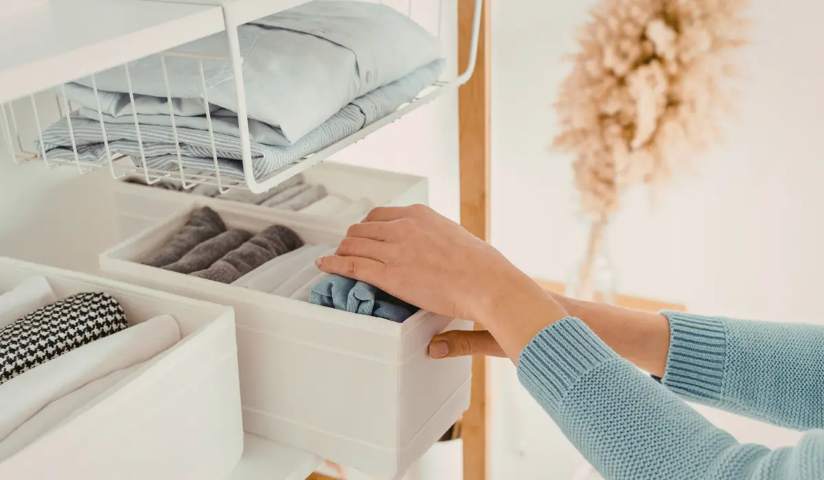 Jeune femme en train de ranger son linge