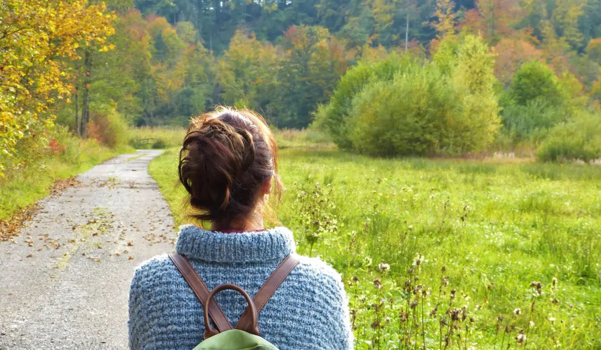 Jeune fille en train de faire sa promenade quotidienne