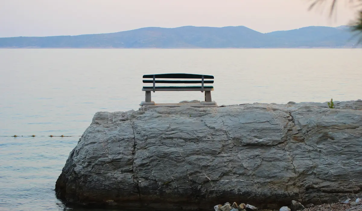 Le silence d'un banc devant un lac au petit matin