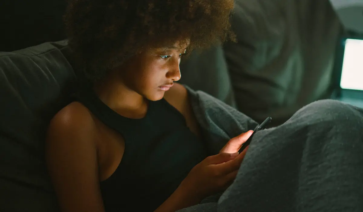 Jeune femme au moment du coucher sur son smartphone